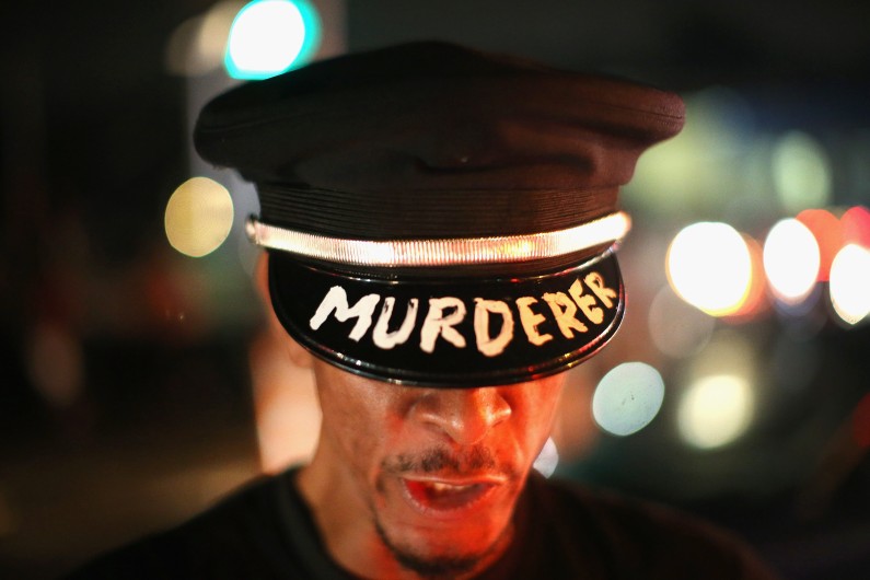 Un manifestant à Ferguson aux Etats-Unis, le 15 août 2014.