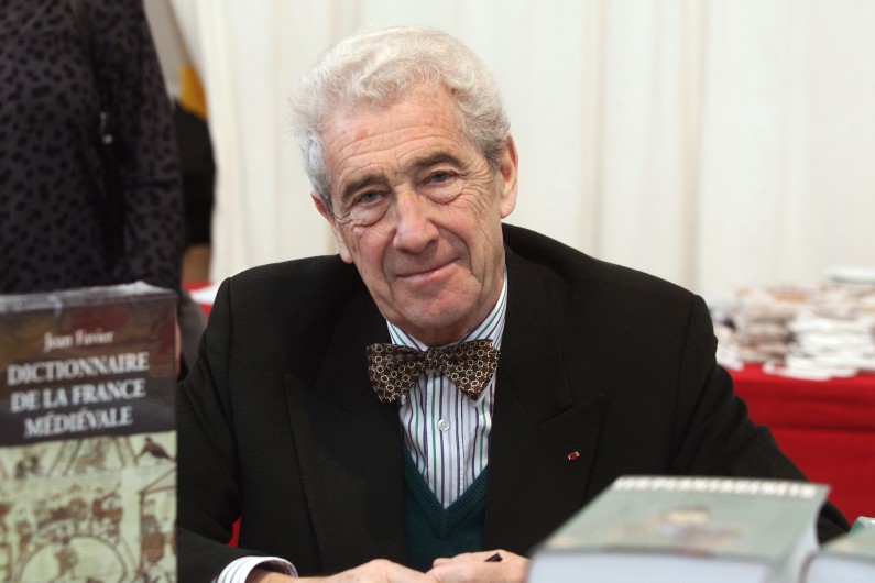 L'historien Jean Favier le 6 novembre 2004 à la Foire du livre de Brive-la-Gaillarde (archives)