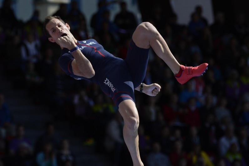 Renaud Lavillenie lors de la finale du concours de saut à la perche des championnats d'Europe d'athlétisme à Zurich le 16 août 2014.
