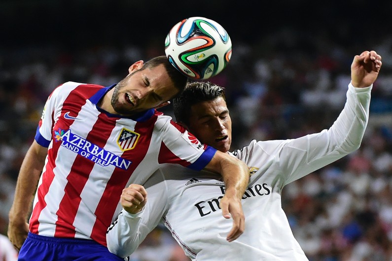 Ronaldo (Real) à la lutte avec Mario Suarez (Atletico)