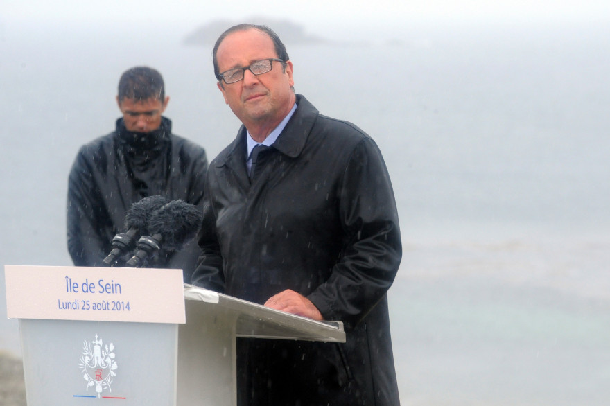 François Hollande a prononcé un long discours sous des trombes d'eau à l'île de Sein, sans évoquer la démission du gouvernement de Manuel Valls.