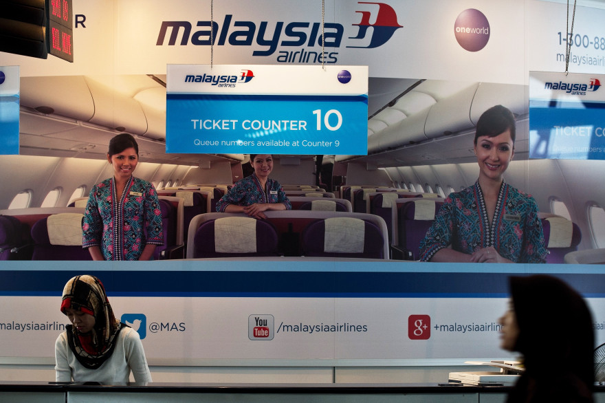 Un comptoir quasi désert de la Malaysia Airlines à l'aéroport de Kuala Lumpur le 8 mars 2014, juste après le crash du vol MH370.