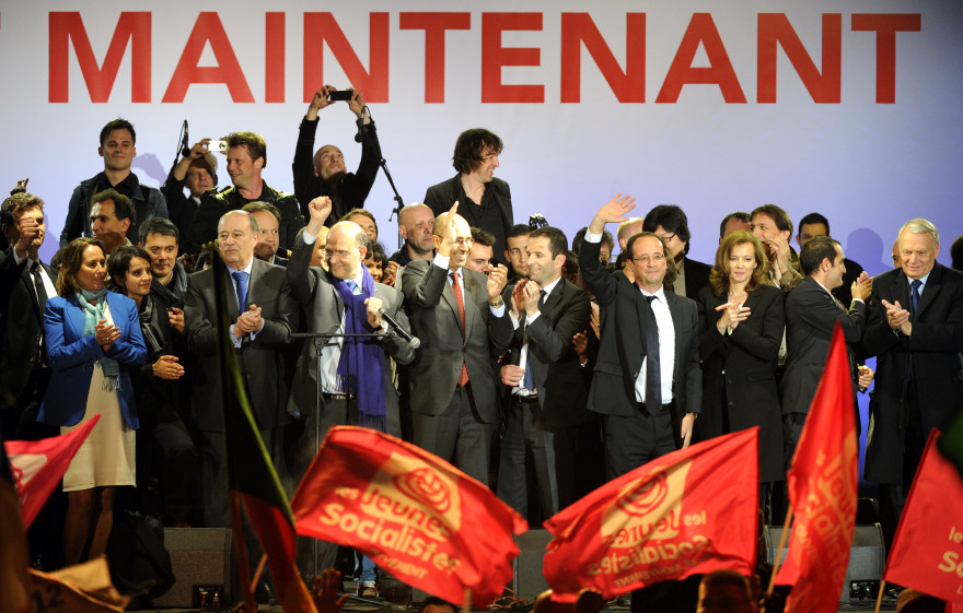 Porte-parole de la campagne de François Hollande en 2012, Najat Vallaud-Belkacem célèbre la victoire du candidat aux côtés des cadres du PS