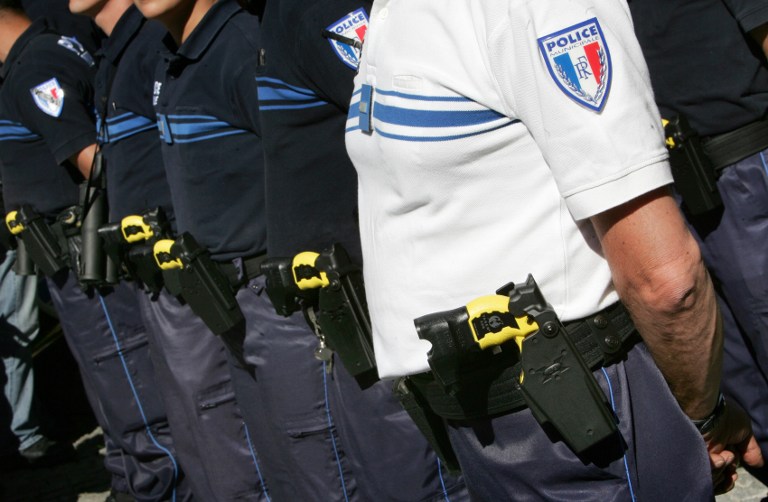Illustration de policiers municipaux équipés de tasers.