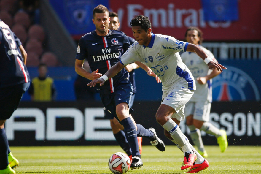 Brandao suivi par Thiago Motta lors de PSG-Bastia le 16 août 2014