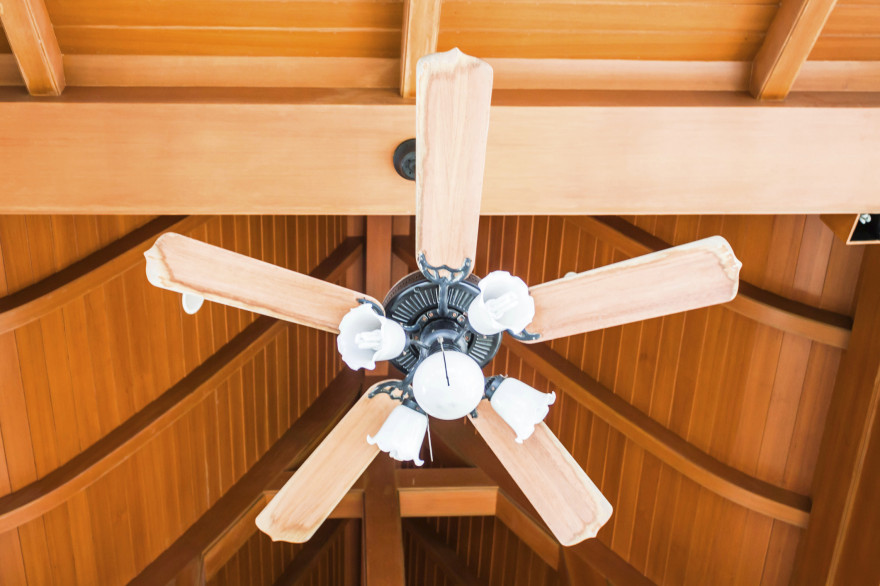 Le ventilateur de plafond peut incorporer des luminaires en supplément