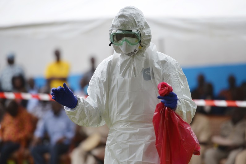 Un homme dans une combinaison le protégeant du virus Ebola, à l'hôpital de Biankouma en Côte d'Ivoire, le 14 août (illustration)