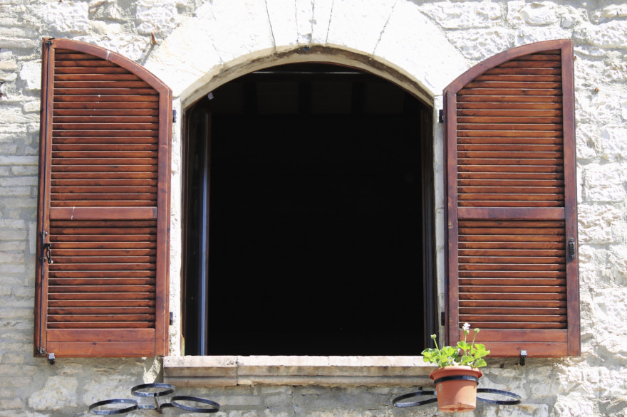 Installer des persiennes ne requiert pas de grandes compétences en bricolage