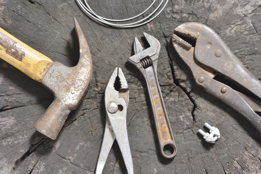 La pince universelle (ici au milieu) fait partie de l'outillage de base de tout bricoleur