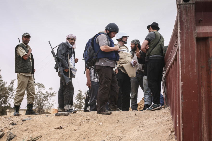 Le journaliste américain Steven Sotloff, au centre de la photo, casque sur la tête, le 2 juin 2011 en Lybie dans la région de Misrata