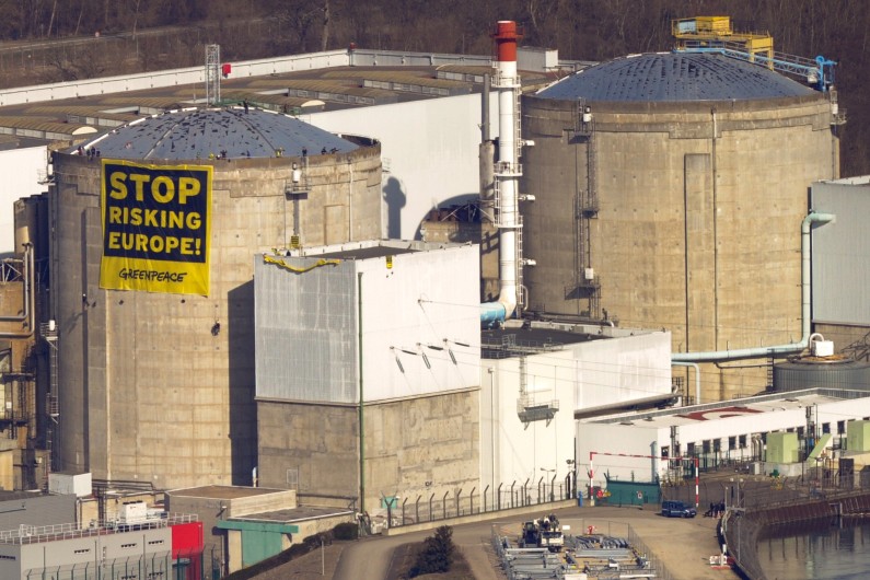 Des militants de Greenpeace déployant une banderole à la centrale de Fessenheim, le 18 mars 2014.