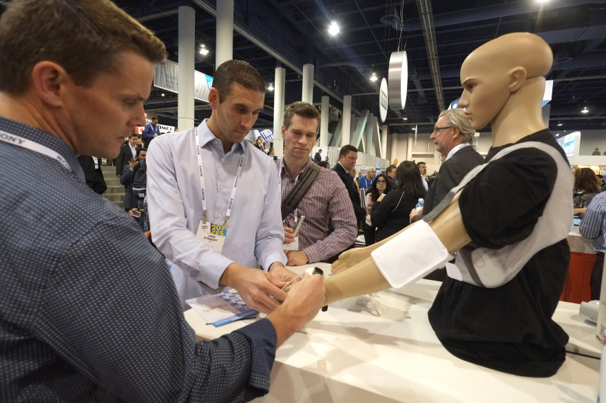 Des visiteurs essaient un tensiomètre au salon CES de Las Vegas en janvier 2014