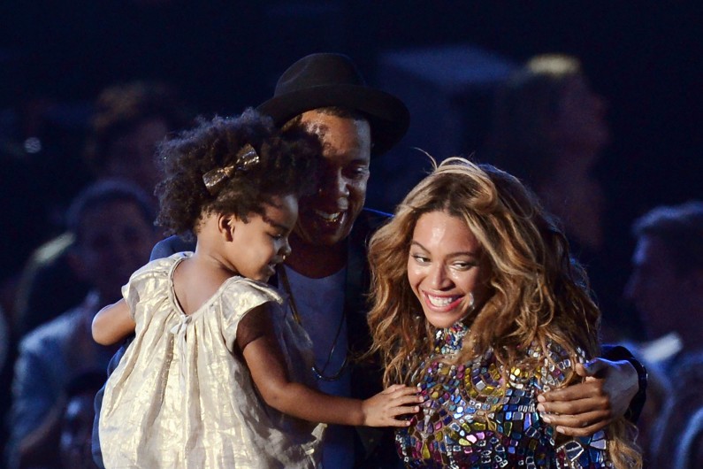 Beyoncé, Jay Z et leur fille Blue Ivy Carter sur la scène des MTV Video Music Awards, le 24 août 2014 en Californie