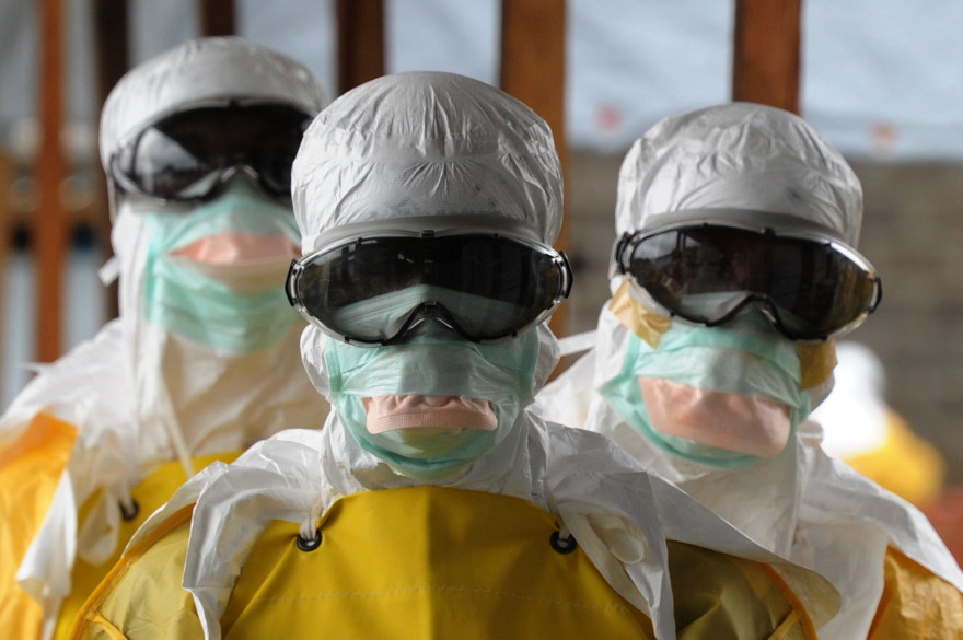 Des hommes portant des protections contre l'Ebola, le 30 août 2014, à Monrovia. (archives)