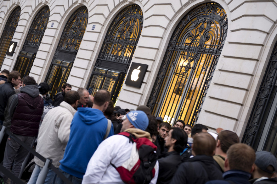 En 2013, des milliers de personnes avaient fait la queue partout dans le monde pour acheter le nouvel iPhone 5s