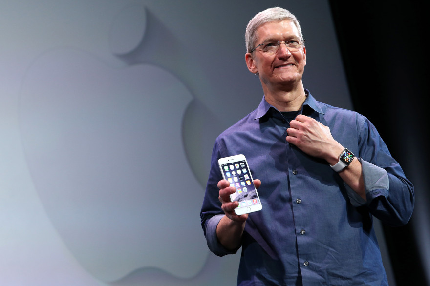 Tim Cook, directeur général d'Apple, présente l'iPhone 6 et l'Apple Watch lors de la keynote à Cupertino, le 9 septembre 2014