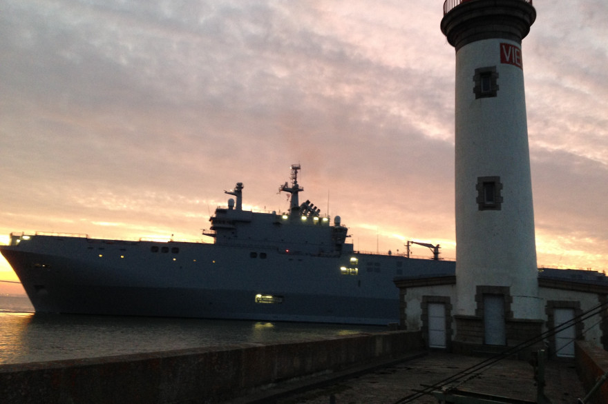 Le navire Mistral quitte le port de Saint-Nazaire samedi 13 septembre 2014