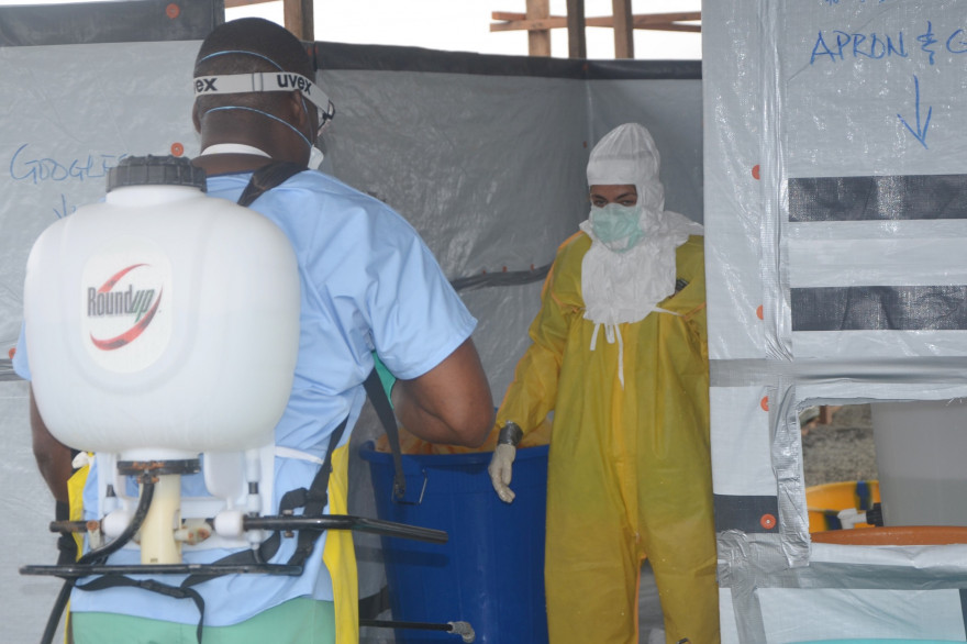 Des volontaires de Médecins sans frontières luttent contre le virus Ebola au Liberia
