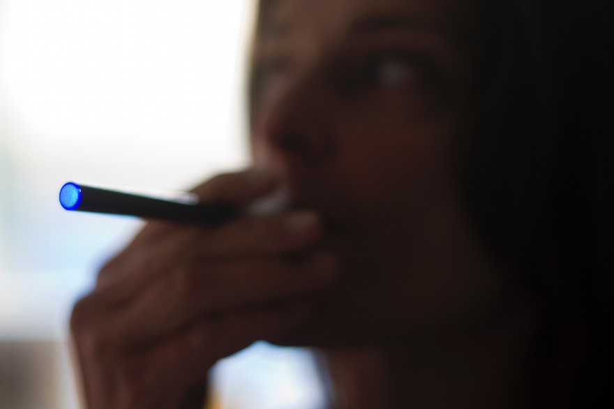 Une femme fume une cigarette électronique, le 25 septembre 203 à Washington (image d'illustration)