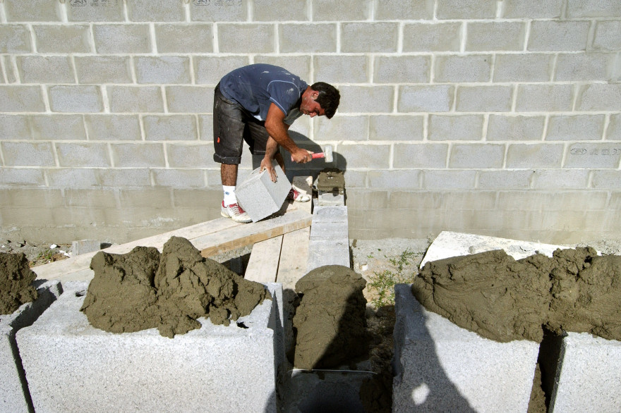 Un maçon sur le chantier d'une maison (Illustration)