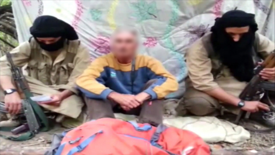 Hervé Gourdel entouré de deux jihadistes