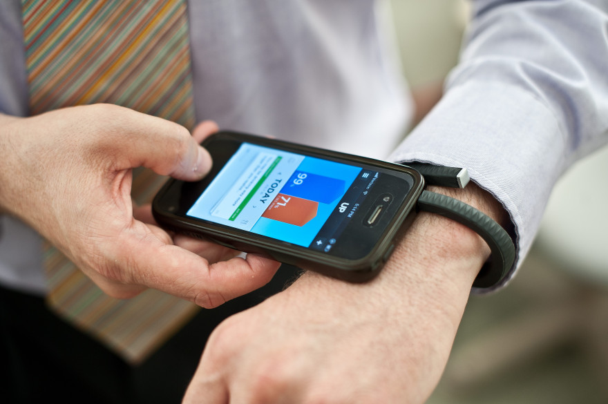 Le marché en plein essor des bracelets connectés est dominé par des marques comme Fitbit, iHealth ou Jawbone (ici le bracelet UP).