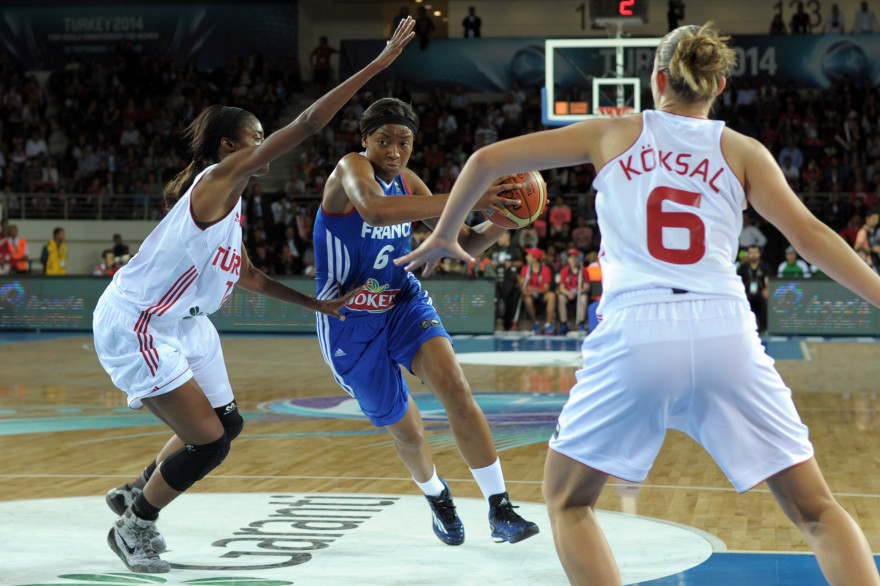 Diandra Tchatchouang face à deux adversaires turques à Ankara, le 27 septembre 2014.