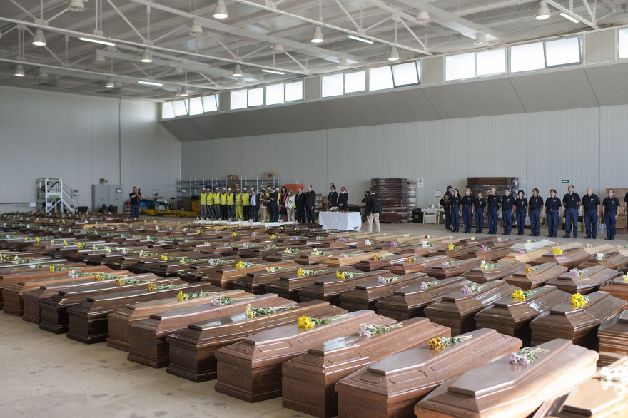 Les cercueils des 296 migrants morts à Lampedusa le 9 octobre 2013.