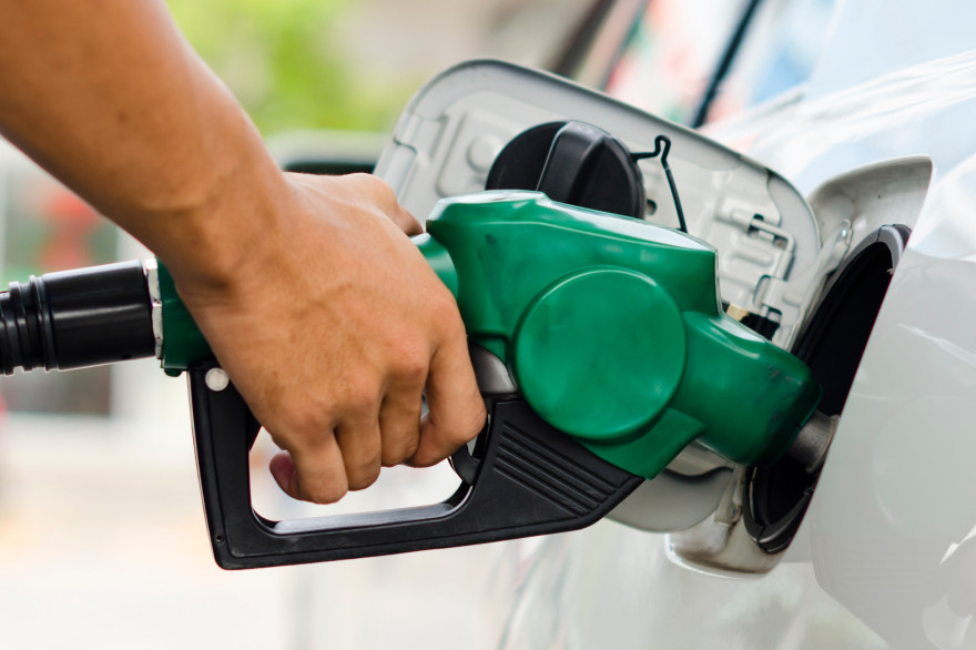 Faire le plein d'essence de son automobile (photo d'illustration)