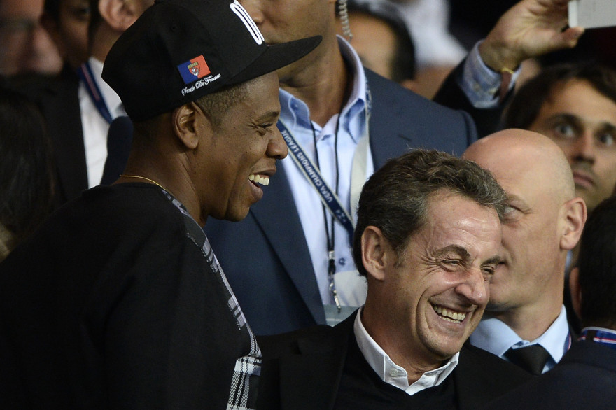 Le rappeur Jay-Z et l'ancien chef de l'État Nicolas Sarkozy lors du match PSG-FC Barcelone au Parc des Princes le 30 septembre