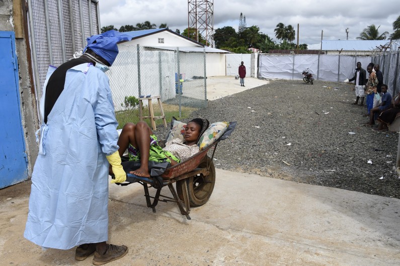Une patiente au centre hospitalier de Monrovia, au Liberia