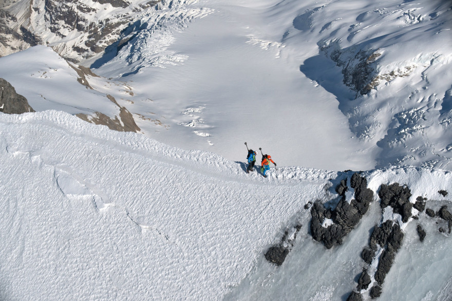 Deux alpinistes dans les Alpes suisses. (Illustration)
