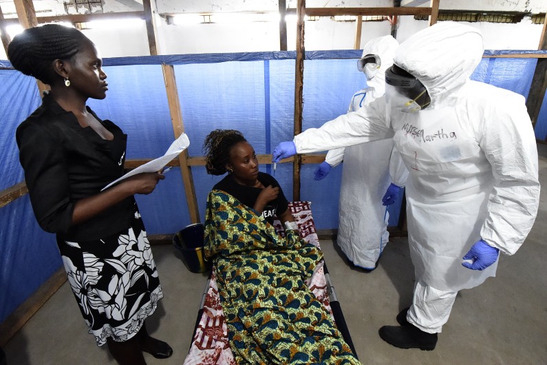 Des soignants dans un centre médical à Monrovia, le 3 octobre 2014.