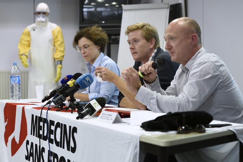 Le directeur d'MSF et l'équipe médicale qui s'est occupée de l'infirmière française infectée.