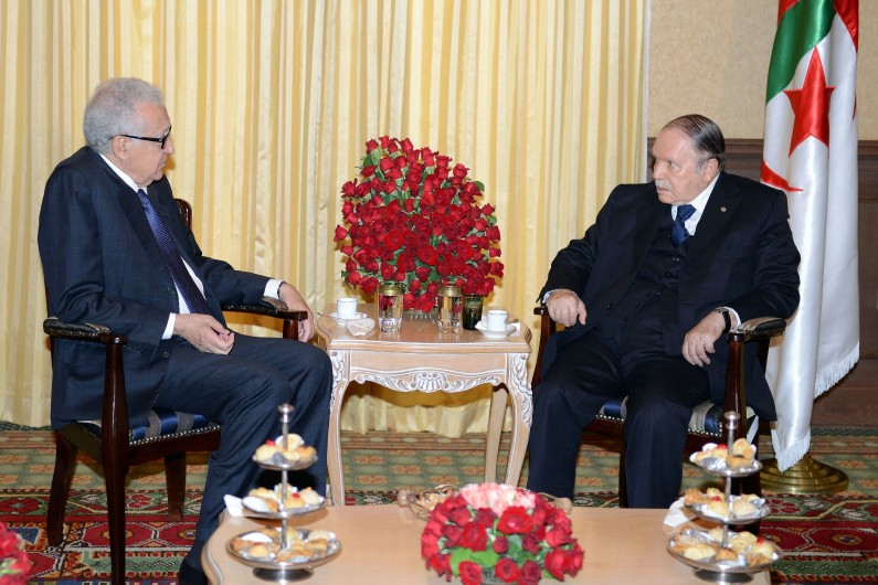 Lakhdar Brahimi et Abdelaziz Bouteflika, le 8 octobre 2014 à Alger.