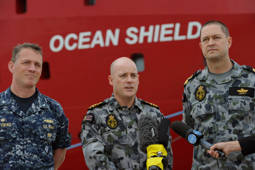 Le commodore Leavy, le capitaine Matthews, et le commandant Lybrand, en charge des recherches de l'avion à bord du bateau Ocean Shield (archives).