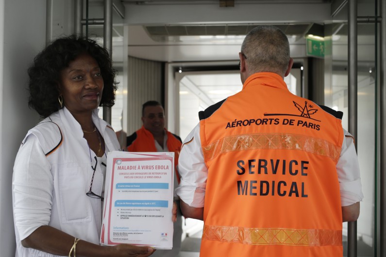 Une équipe médicale présente à l'aéroport Roissy-Charles-de-Gaulle, le 17 octobre 2014.