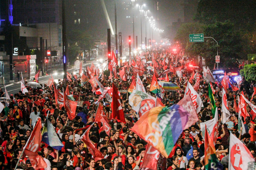 Des Brésiliens célèbrent la réélection de Dilma Rousseff le 26 octobre 2014