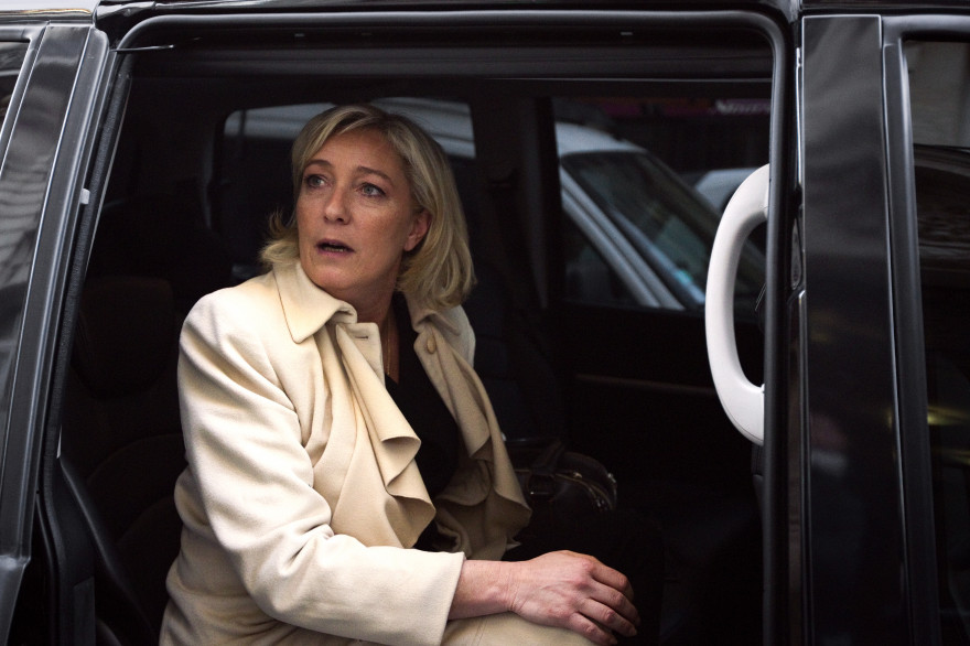 Marine Le Pen quitte une réception avec le club de la presse européenne et américaine, le 13 janvier 2012 à Paris (archives)