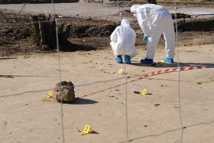La police scientifique collecte des indices après la mort de Rémi Fraisse, sur le site du barrage de Sivens, le 27 octobre 2014.