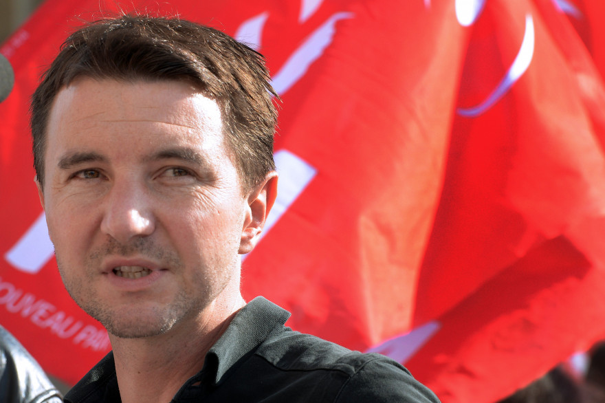 Sur une photo de manifestation, Olivier Besancenot affirme reconnaître des policiers encagoulés (archives).