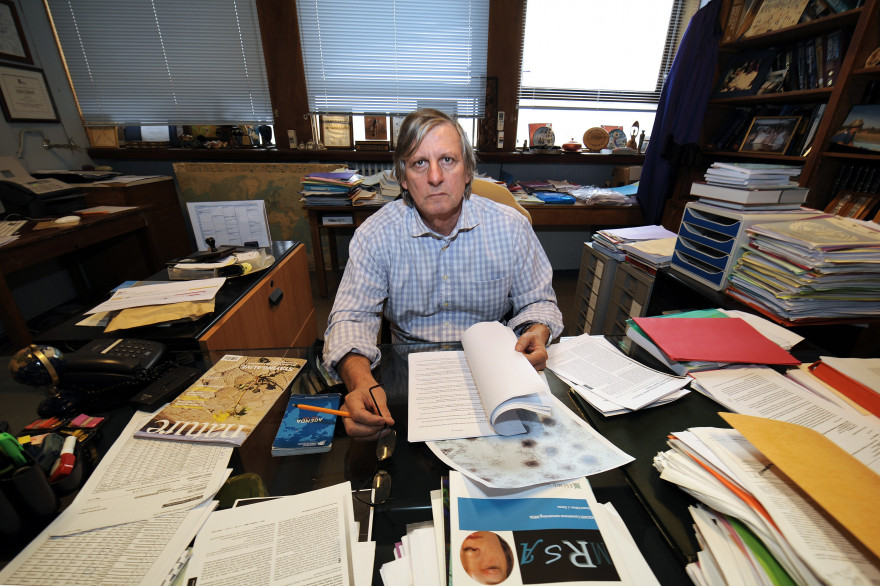 Le professeur Didier Raoult, ici dans son bureau à Marseille le 16 décembre 2009, est co-auteur d'une étude sur la guérison spontanée du sida. (archives)