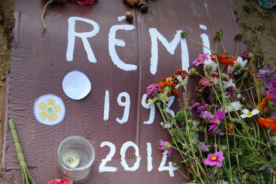 Un cercueil en carton déposé à Lisle-sur-Tarn en hommage à Rémi Fraisse, le 6 novembre 2014