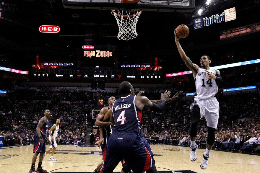 Le maillot 14 des San Antonio Spurs, Danny Green, aux prises avec les Atlanta Hawks, le 5 novembre 2014 au Texas