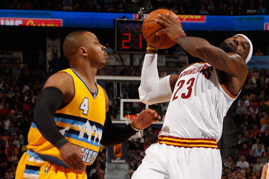 LeBron James face à Randy Foye, malliot 4 des Denver Nuggets, le 7 novembre 2014 dans le Colorado