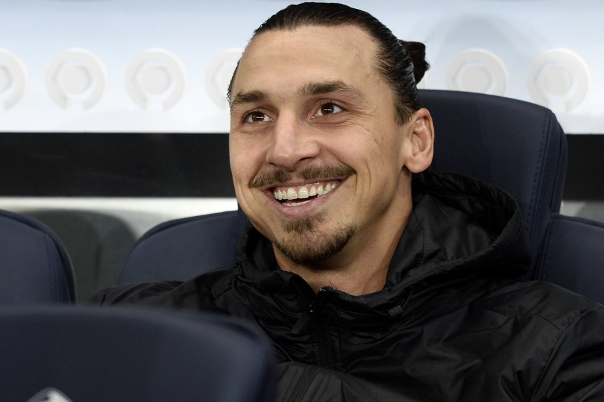 Zlatan Ibrahimovic sur le banc des remplaçants lors de PSG-OM en novembre 2014