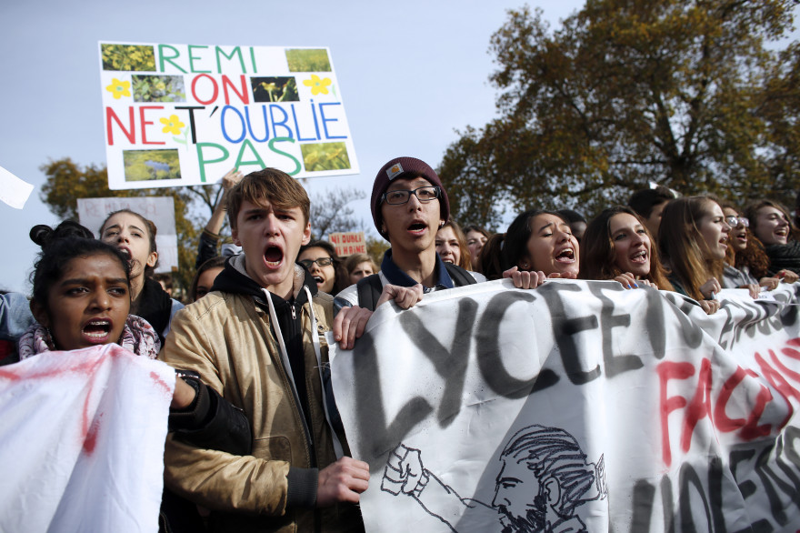 À Paris, les manifestations lycéennes contre les violences policières s'enchaînent après la mort de Rémi Fraisse.