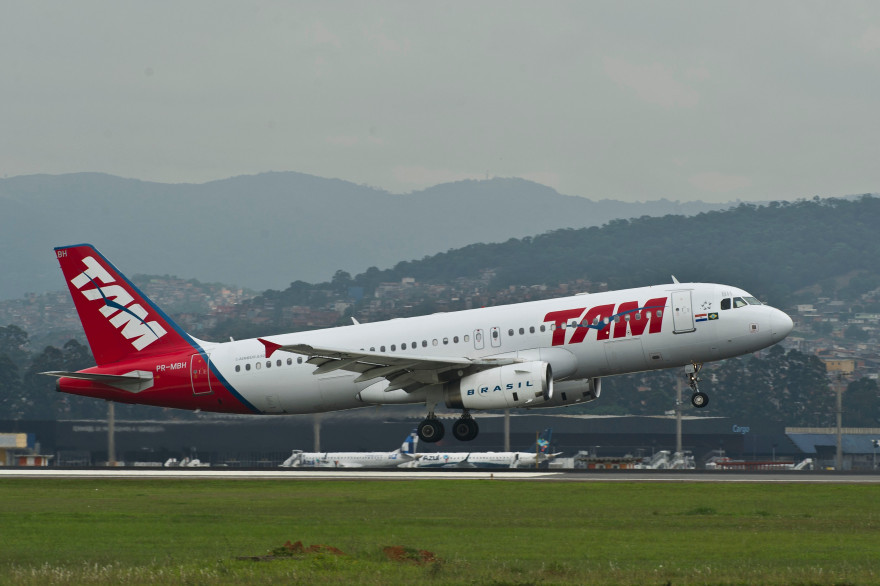 Un avion de la compagnie brésilienne TAM, a l'aéroport international de Sao Paulo, le 8 novembre 2013 (archives).