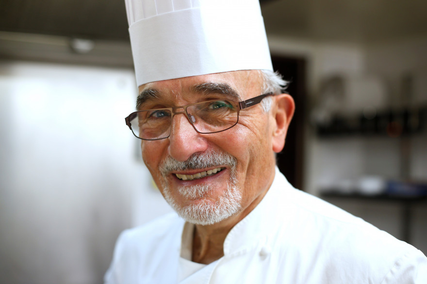 Le chef Gérard Cagna, auteur du manifeste "Touche pas à mon commis !", au restaurant Le Club du Cercle, à Paris, le 17 novembre 2014.