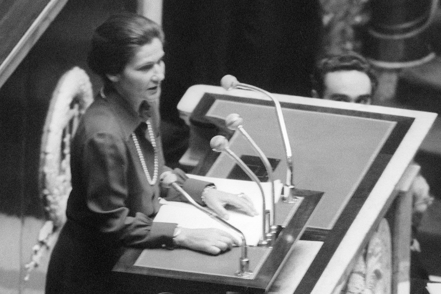 Simone Veil lors de son fameux discours sur le droit à l'IVG, le 26 novembre 1974.